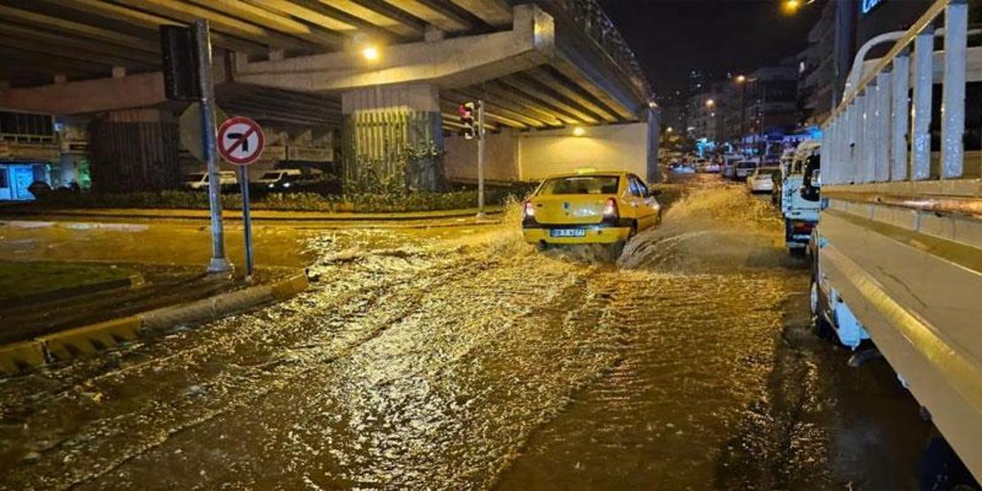 10 dakikalık sağanak yağış yolları göle çevirdi