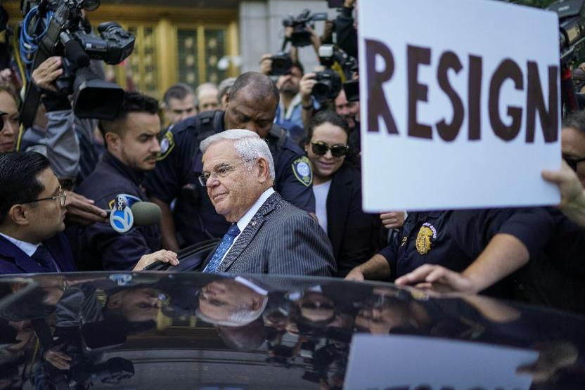 Mahkeme binası önünde protestolarla karşılandı: Menendez için karar verildi