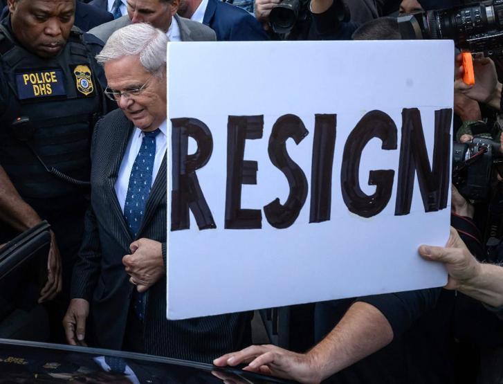 Mahkeme binası önünde protestolarla karşılandı: Menendez için karar verildi