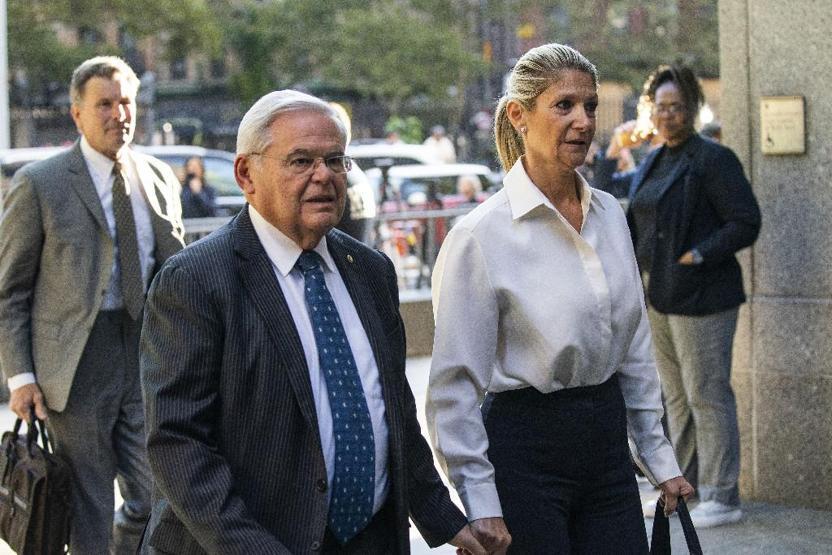 Mahkeme binası önünde protestolarla karşılandı: Menendez için karar verildi