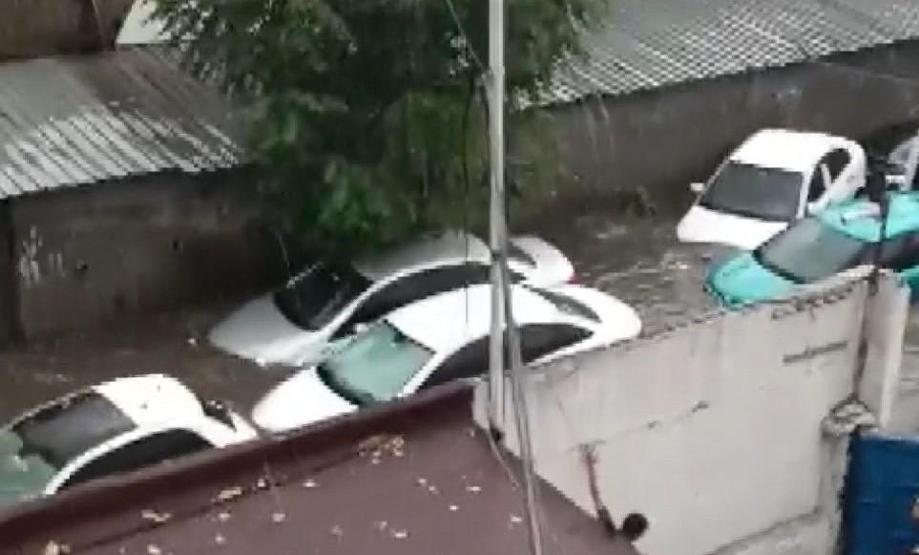 Gaziosmanpaşada çok sayıda araç sele kapıldı