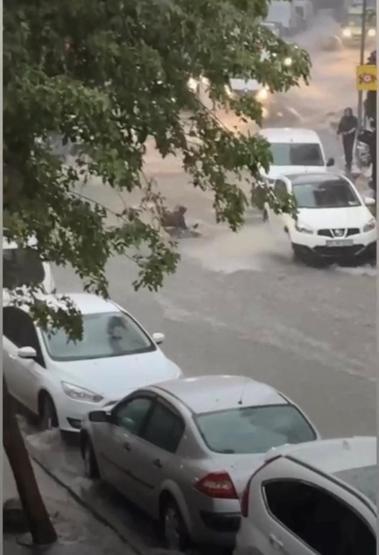 Son dakika... Sağanak İstanbulu felç etti Meteorolojiden yeni uyarı