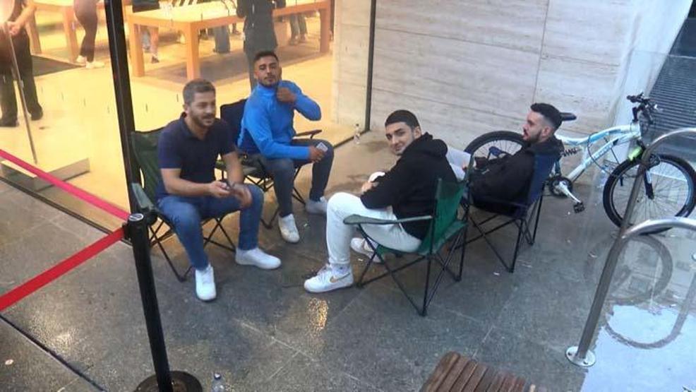 Bu da cep telefonu kuyruğu: Geceden kuyruğa girdiler