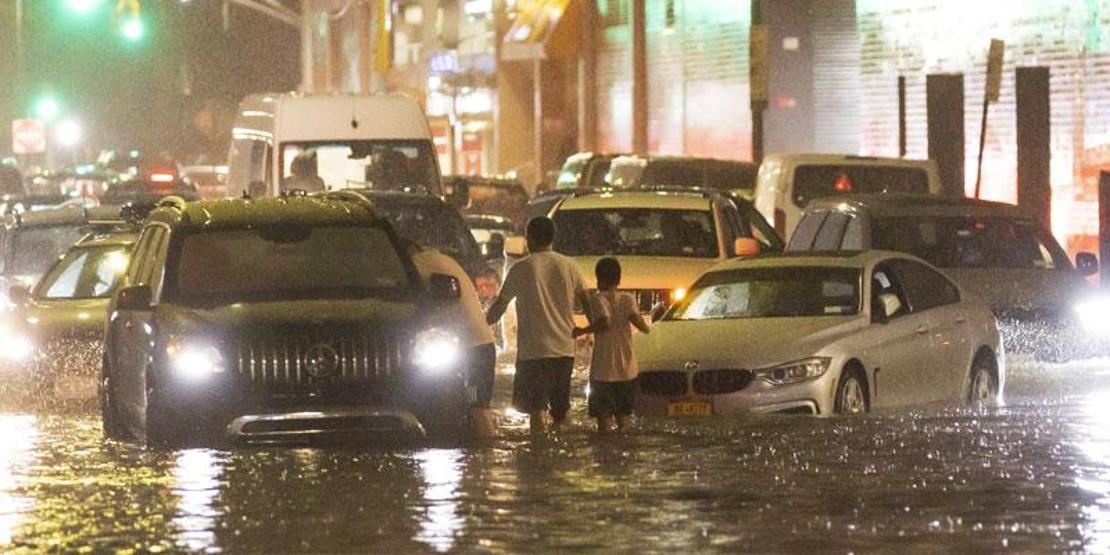 Sağanak hayatı felç etti New York’ta su baskınları nedeniyle OHAL ilan edildi