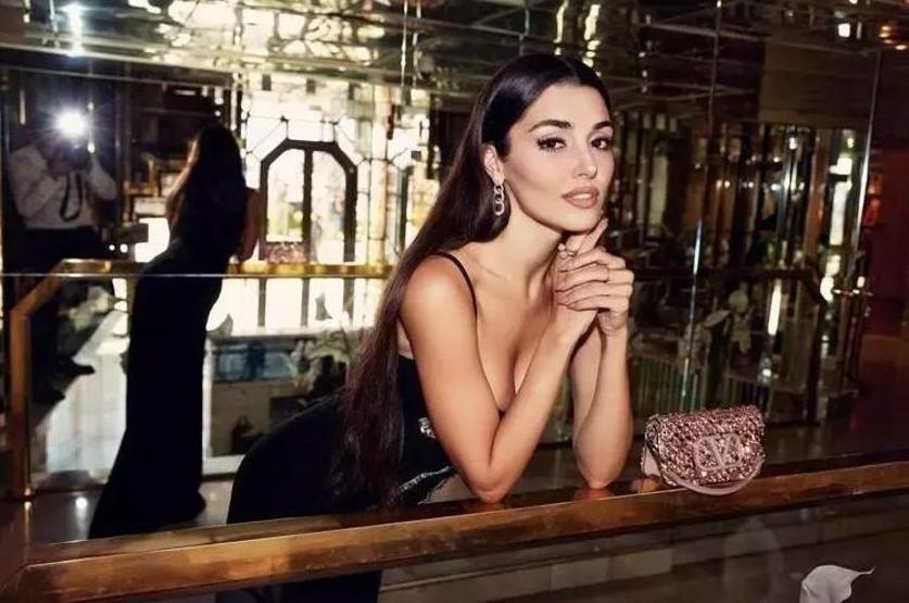 Hande Erçel dizi setinde sınava girdi