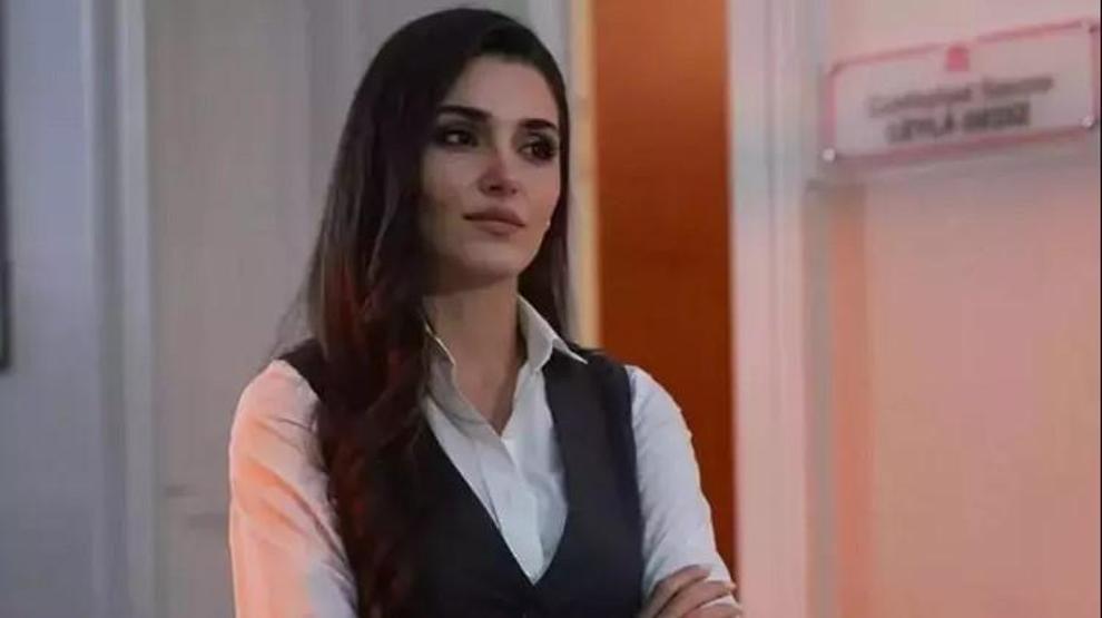Hande Erçel dizi setinde sınava girdi