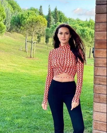 Fahriye Evcenin kombininin fiyatı dudak uçuklattı