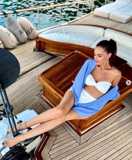 Fahriye Evcen üzerinde bir servet taşıyor