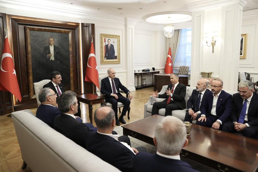 TBMM Başkanı Kurtulmuştan Bakan Yerlikayaya geçmiş olsun ziyareti