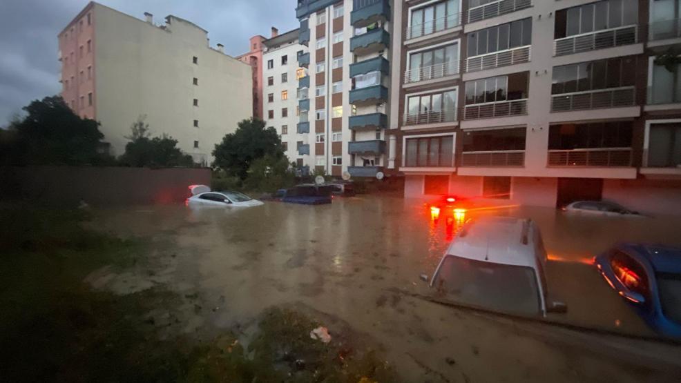 5 dakika süren sağanak yağış yetti Dere taştı sokaklar göle döndü