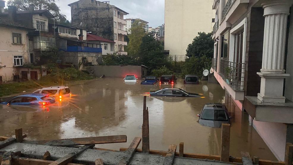 5 dakika süren sağanak yağış yetti Dere taştı sokaklar göle döndü