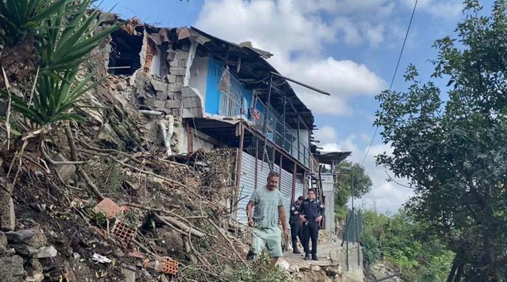 Beşiktaşta yerinden kopan kaya parçaları evlerin üzerine düştü