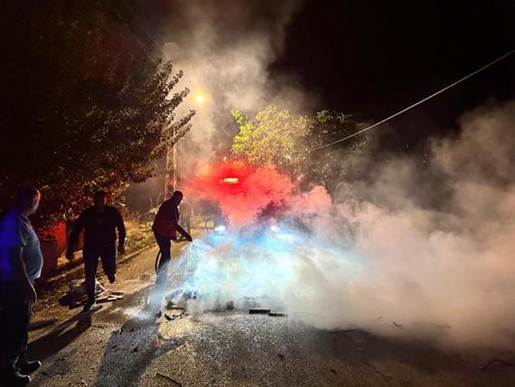 Elektrik kesintisine sinirlenip yolu kapattı