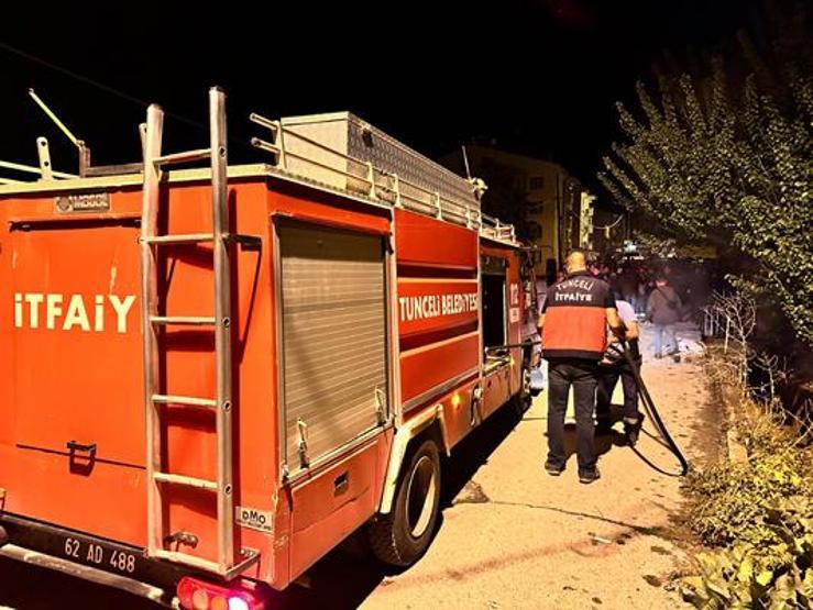 Elektrik kesintisine sinirlenip yolu kapattı