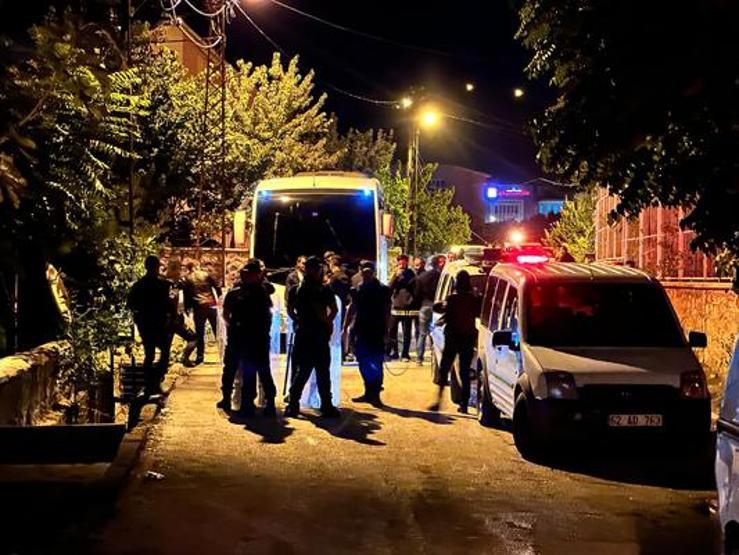 Elektrik kesintisine sinirlenip yolu kapattı