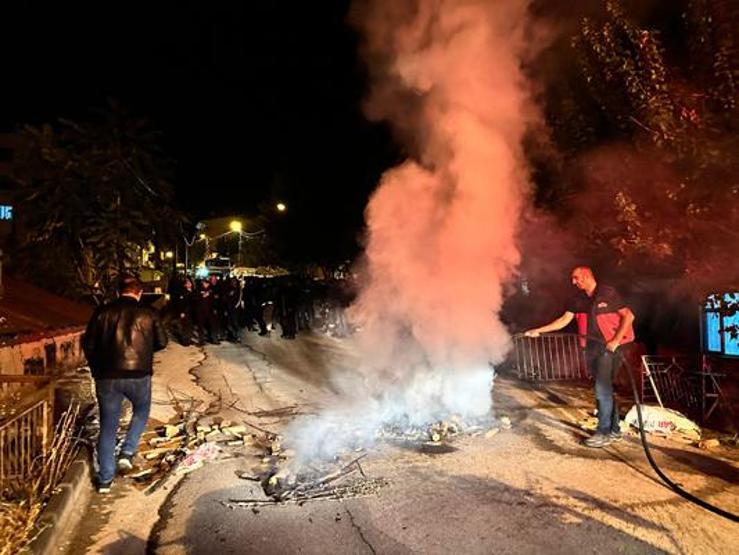 Elektrik kesintisine sinirlenip yolu kapattı