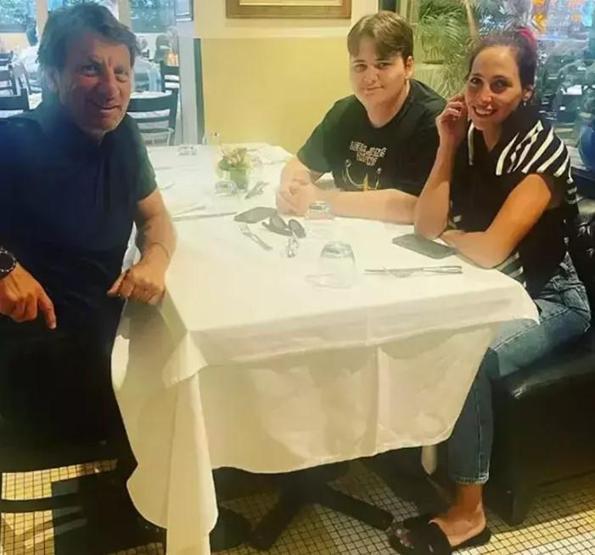 Çilingiroğlu kardeşlerden babaanneye doğum günü sürprizi