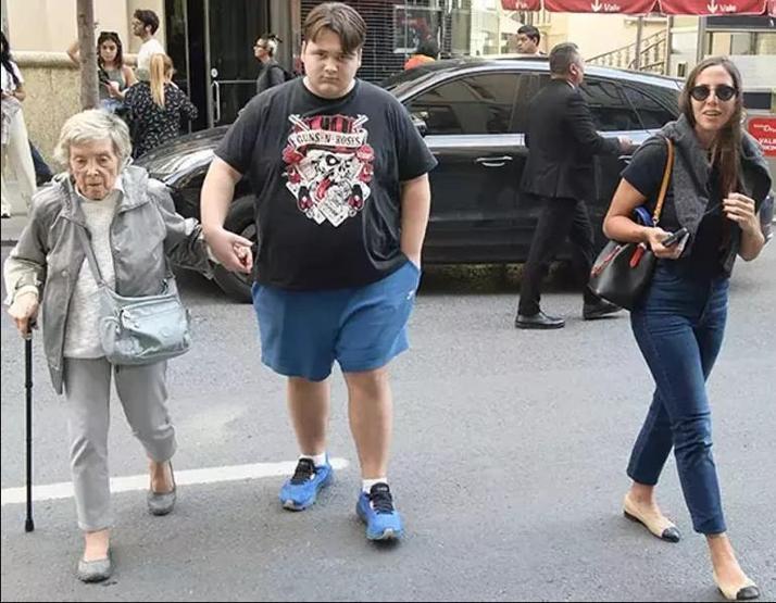 Çilingiroğlu kardeşlerden babaanneye doğum günü sürprizi