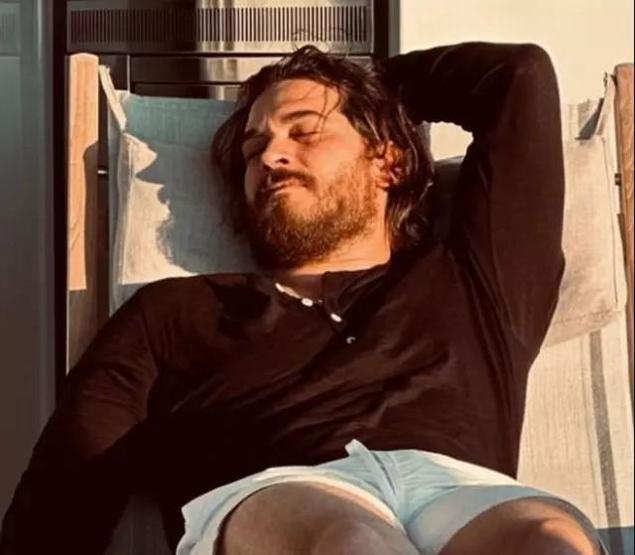 Saçı sakalı birbirine karışmıştı Çağatay Ulusoyun yeni imajı yine olay oldu