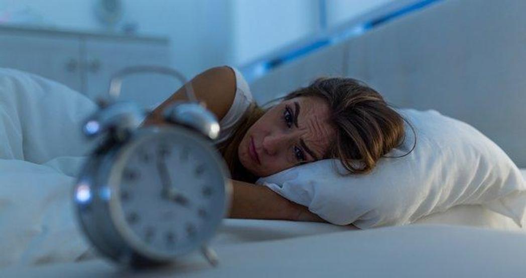 Uyku problemleri büyük sorunlar oluşturuyor Gece sık sık uyanıyorsanız dikkat
