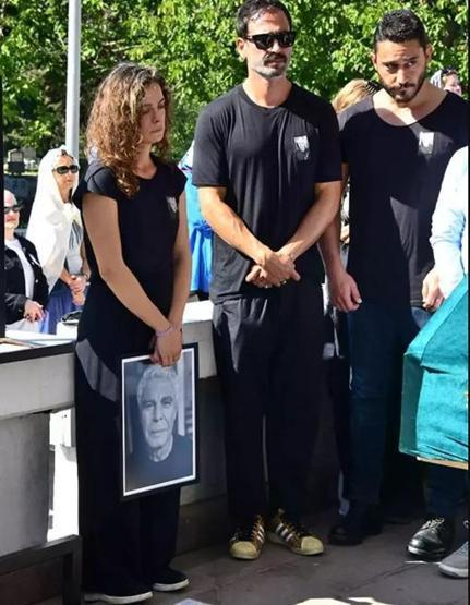 Özge Özpirinçciden babasına veda Oyuncu arkadaşları yalnız bırakmadı