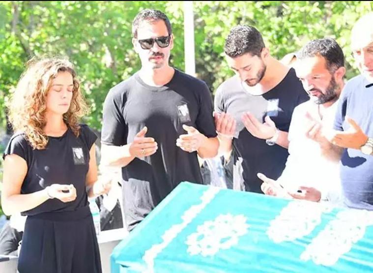 Özge Özpirinçciden babasına veda Oyuncu arkadaşları yalnız bırakmadı