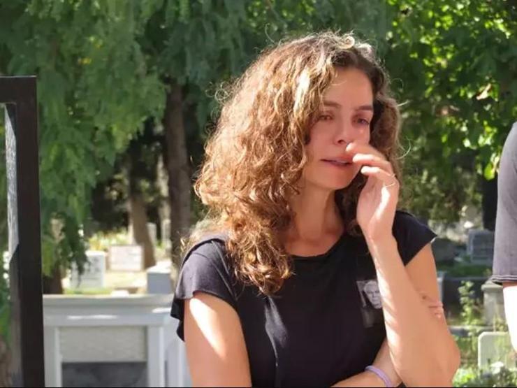 Özge Özpirinçciden babasına veda Oyuncu arkadaşları yalnız bırakmadı