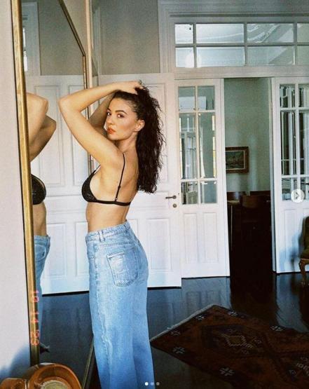 Burcu Özberkten ayna pozları