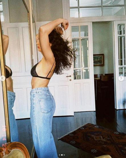 Burcu Özberkten ayna pozları