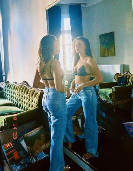 Burcu Özberkten ayna pozları
