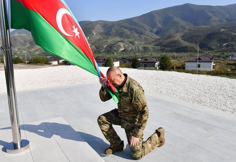 İlk kez ziyaret etti, Azerbaycan bayrağını göndere çekti Aliyevden net mesaj