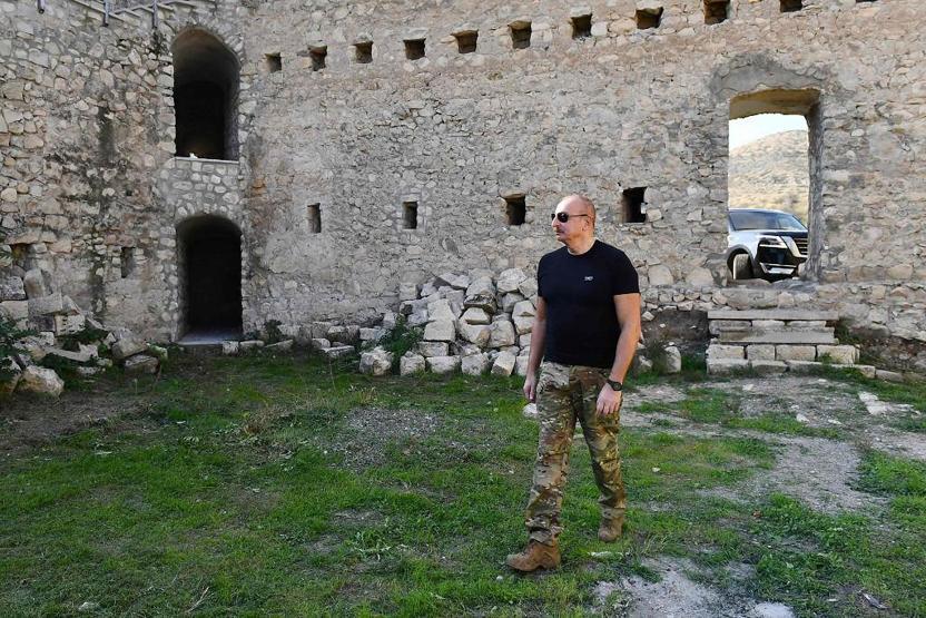 İlk kez ziyaret etti, Azerbaycan bayrağını göndere çekti Aliyevden net mesaj