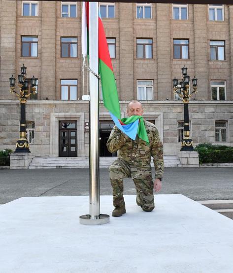 İlk kez ziyaret etti, Azerbaycan bayrağını göndere çekti Aliyevden net mesaj