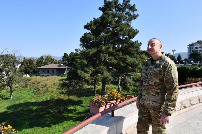İlk kez ziyaret etti, Azerbaycan bayrağını göndere çekti Aliyevden net mesaj
