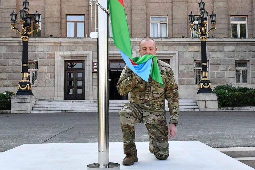 İlk kez ziyaret etti, Azerbaycan bayrağını göndere çekti Aliyevden net mesaj