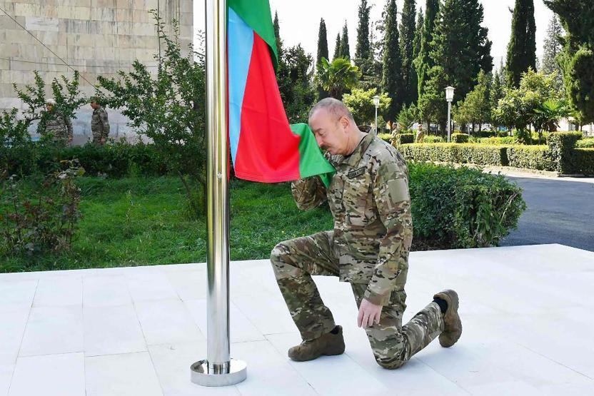İlk kez ziyaret etti, Azerbaycan bayrağını göndere çekti Aliyevden net mesaj