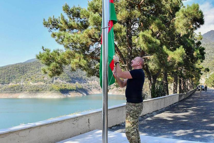 İlk kez ziyaret etti, Azerbaycan bayrağını göndere çekti Aliyevden net mesaj