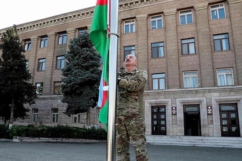İlk kez ziyaret etti, Azerbaycan bayrağını göndere çekti Aliyevden net mesaj