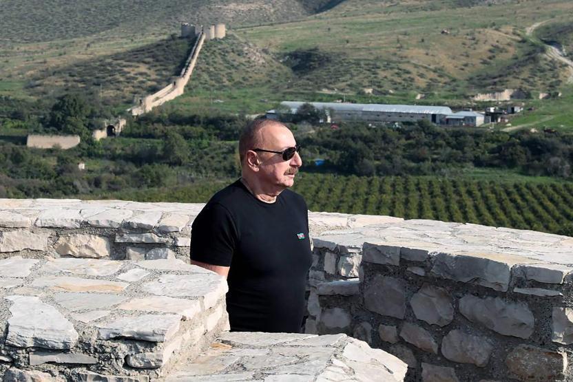 İlk kez ziyaret etti, Azerbaycan bayrağını göndere çekti Aliyevden net mesaj