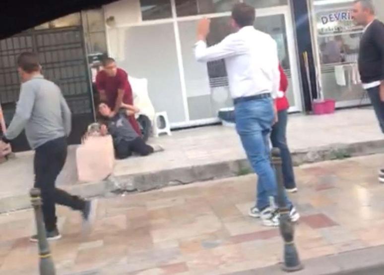 Cadde ortasında eşini bıçaklayan şüpheliyi linç girişimi