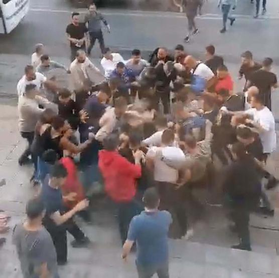 Cadde ortasında eşini bıçaklayan şüpheliyi linç girişimi