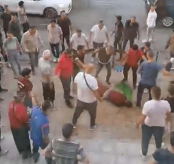 Cadde ortasında eşini bıçaklayan şüpheliyi linç girişimi