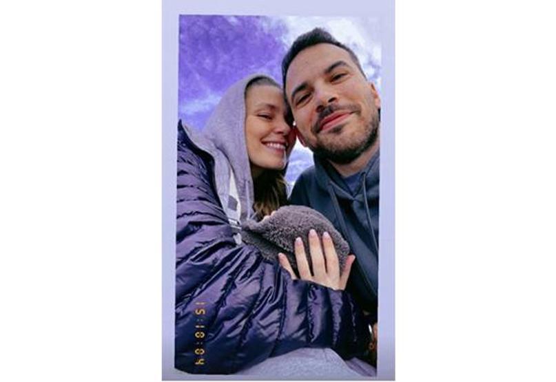 Aslı Enver, kızı Elay ve eşi Berkin Gökbudak ile poz verdi