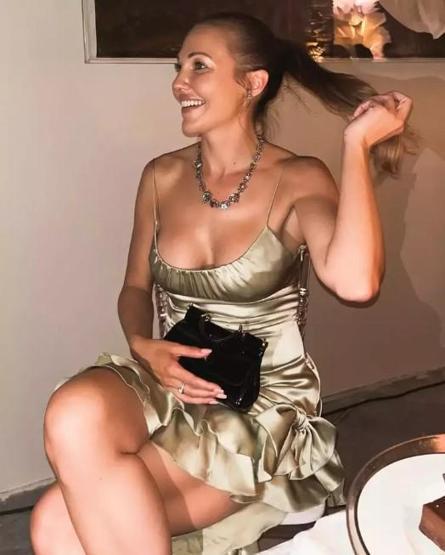 Meryem Uzerliden küvet pozu