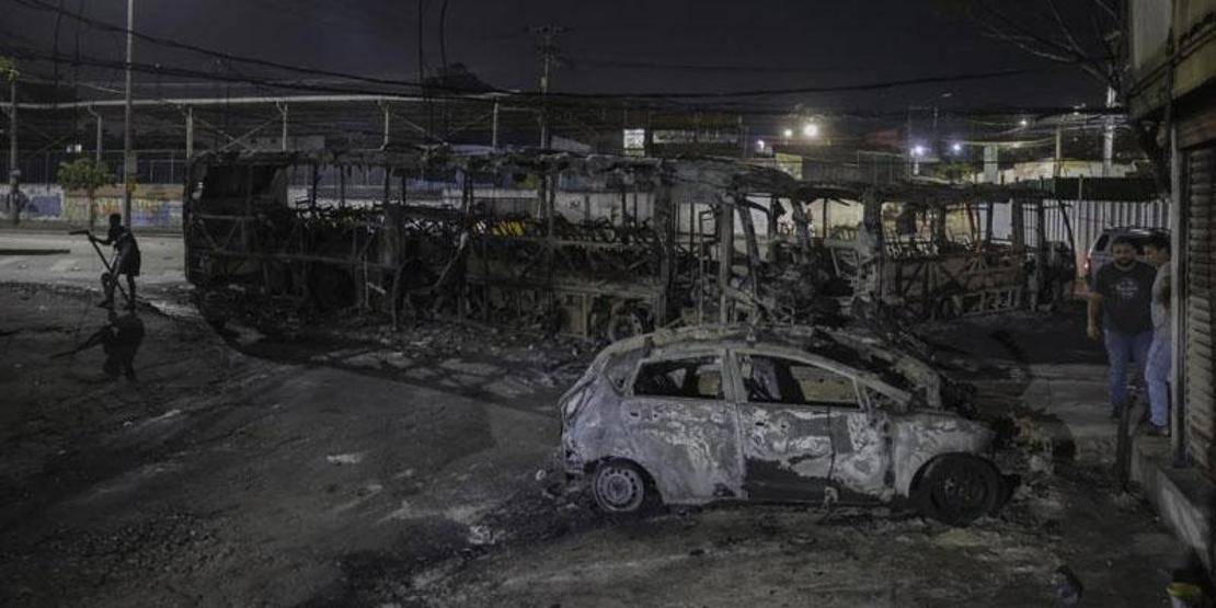 Liderleri öldürülen çeteden intikam saldırısı 40’dan fazla aracı ateşe verdiler