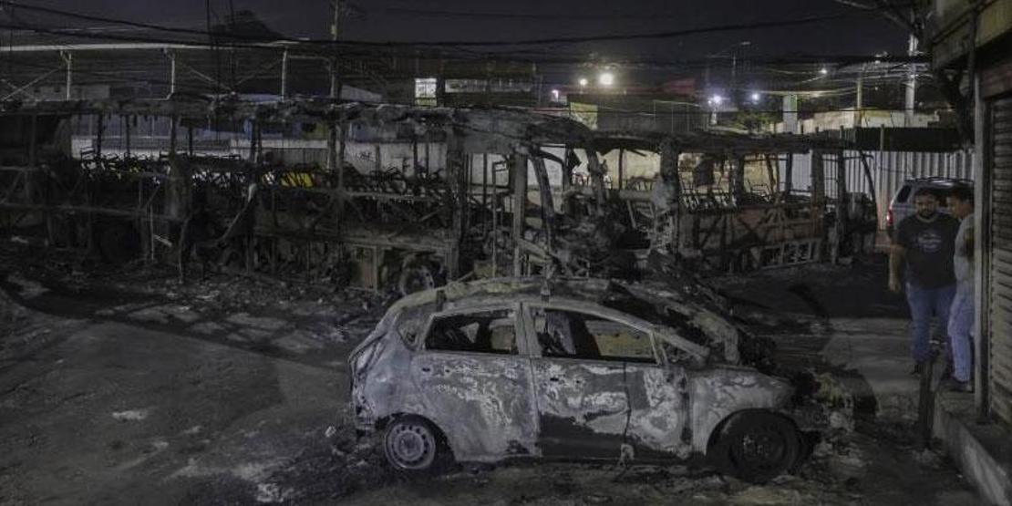 Liderleri öldürülen çeteden intikam saldırısı 40’dan fazla aracı ateşe verdiler