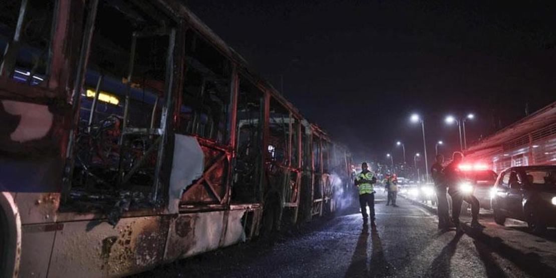Liderleri öldürülen çeteden intikam saldırısı 40’dan fazla aracı ateşe verdiler