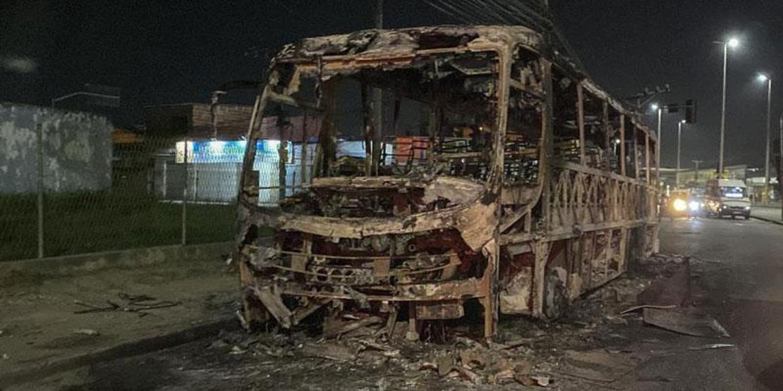 Liderleri öldürülen çeteden intikam saldırısı 40’dan fazla aracı ateşe verdiler