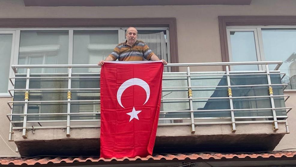 Bayrak asan dayı bu kez Cumhuriyetin 100. yılı için balkona çıktı