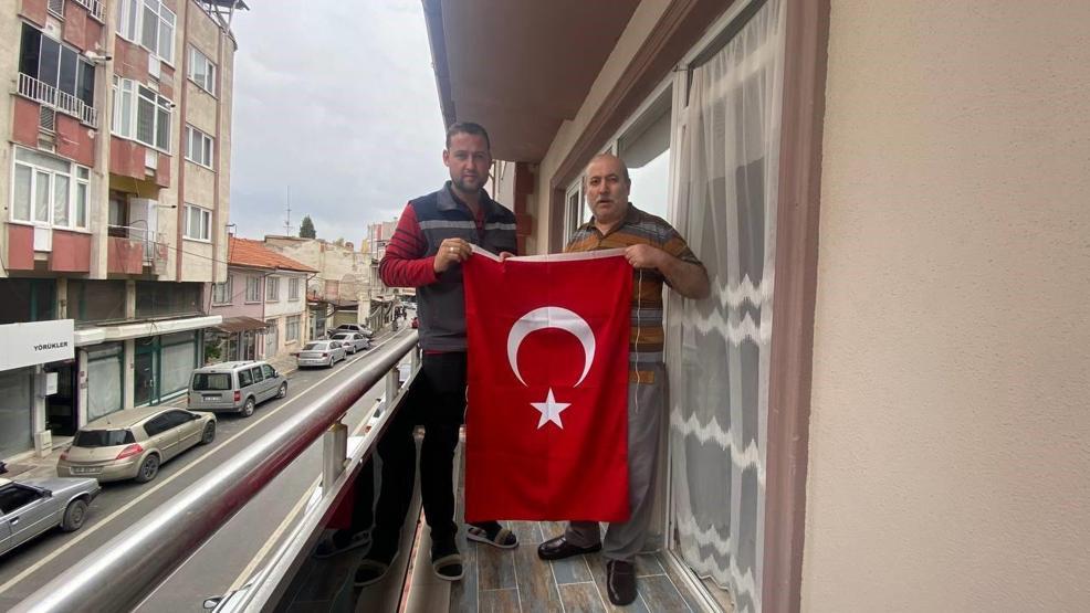 Bayrak asan dayı bu kez Cumhuriyetin 100. yılı için balkona çıktı